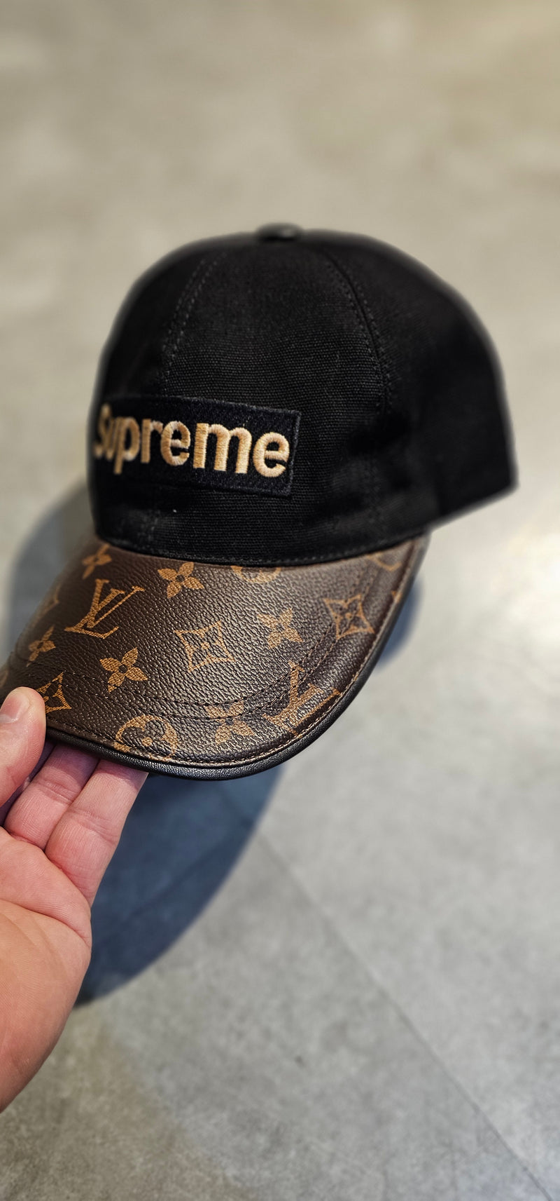 Boné Louis Vuitton + Supreme